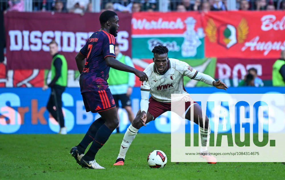 Fussball 1.Bundesliga, FC Augsburg - Bayern München v.l. Dayot Upamecano (FC Bayern Muenchen), Juma Bah (FC Augsburg) Zweikampf, Aktion, action, battle for the ball Augsburg