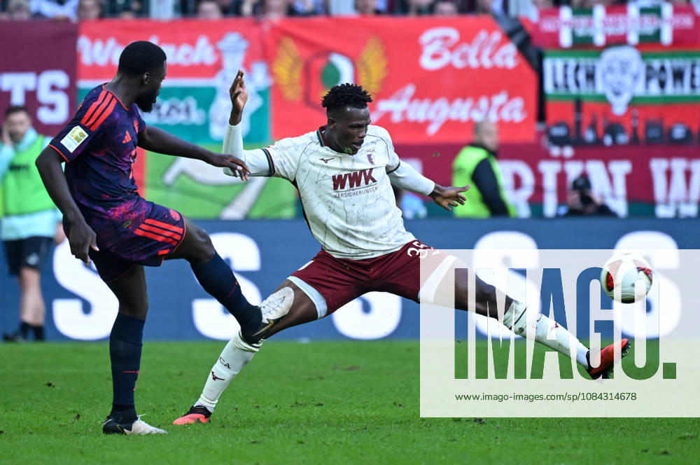 Fussball 1.Bundesliga, FC Augsburg - Bayern München v.l. Dayot Upamecano (FC Bayern Muenchen), Juma Bah (FC Augsburg) Zweikampf, Aktion, action, battle for the ball Augsburg