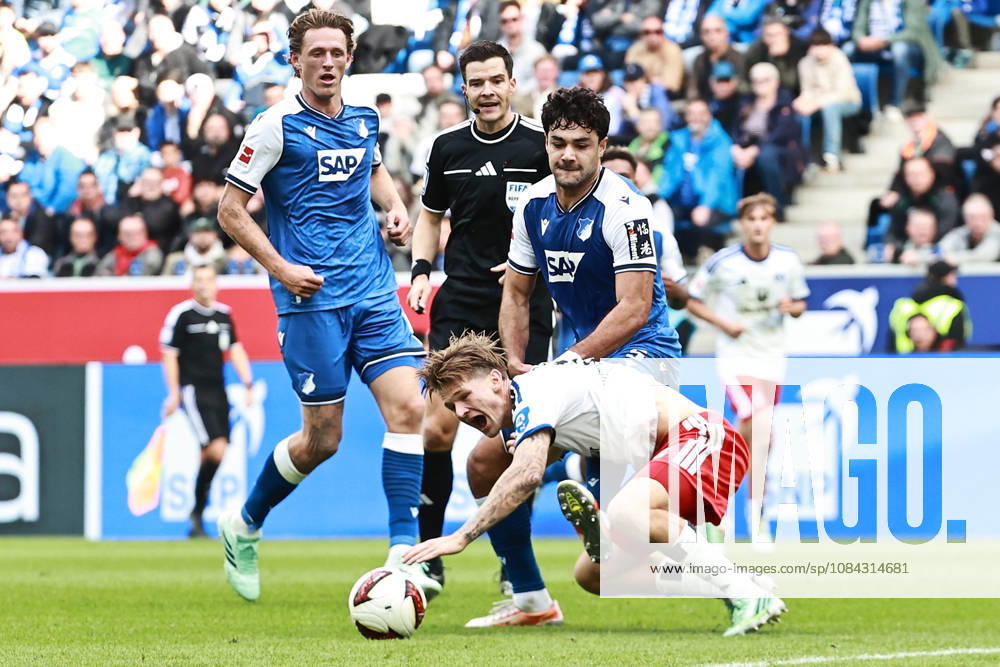 Fussball 1.Bundesliga, TSG 1899 Hoffenheim - Hamburger SV v.l. Zweikampf, Duell, duel, tackle, compete David Moller Wolfe (Hamburger SV) Ozan Kabak (TSG 1899 Hoffenheim) Sinsheim