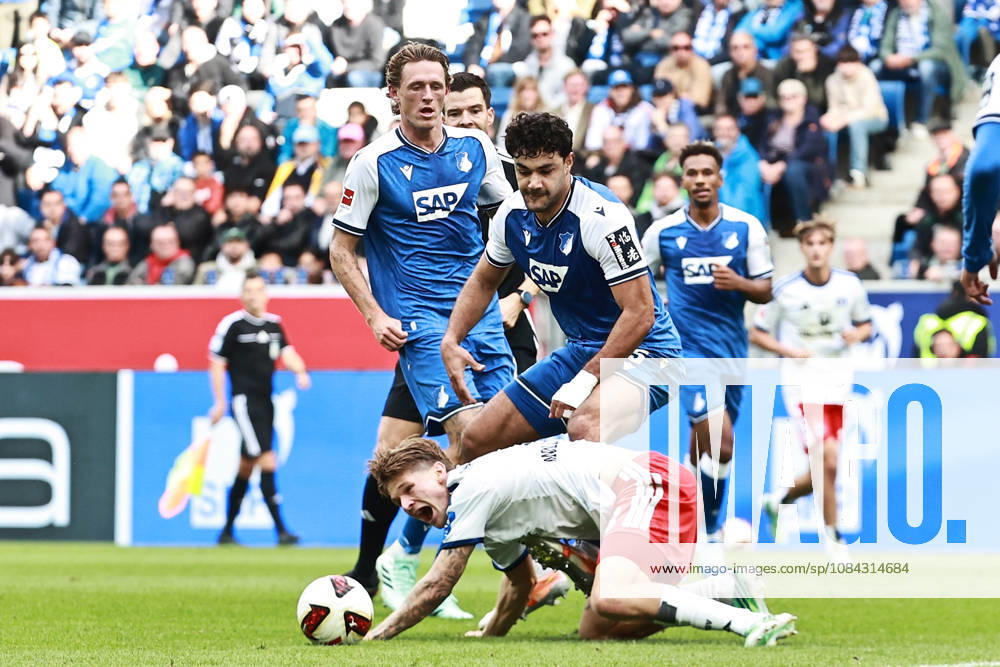 Fussball 1.Bundesliga, TSG 1899 Hoffenheim - Hamburger SV v.l. Zweikampf, Duell, duel, tackle, compete David Moller Wolfe (Hamburger SV) Ozan Kabak (TSG 1899 Hoffenheim) Sinsheim