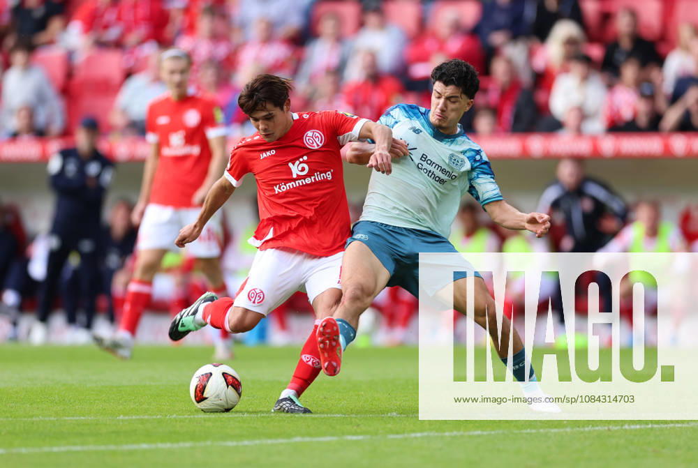 Fussball Bundesliga, 1. FSV Mainz 05 - Bayer 04 Leverkusen, v.l., Kaishu Sano (FSV Mainz 05), Ibrahim Maza (Bayer 04 Leverkusen) DFL DFB REGULATIONS PROHIBIT ANY USE OF PHOTOGRAPHS AS IMAGE SEQUENCES AND OR QUASI-VIDEO.