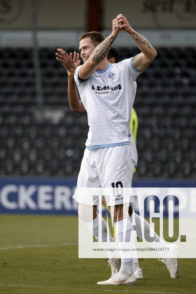 Fussball 3.Liga, SG Sonnenhof Grossaspach - SV Waldhof Mannheim v.l. jubel über das 1:5 durch Julian Ulbricht (SV Waldhof Mannheim, 10)