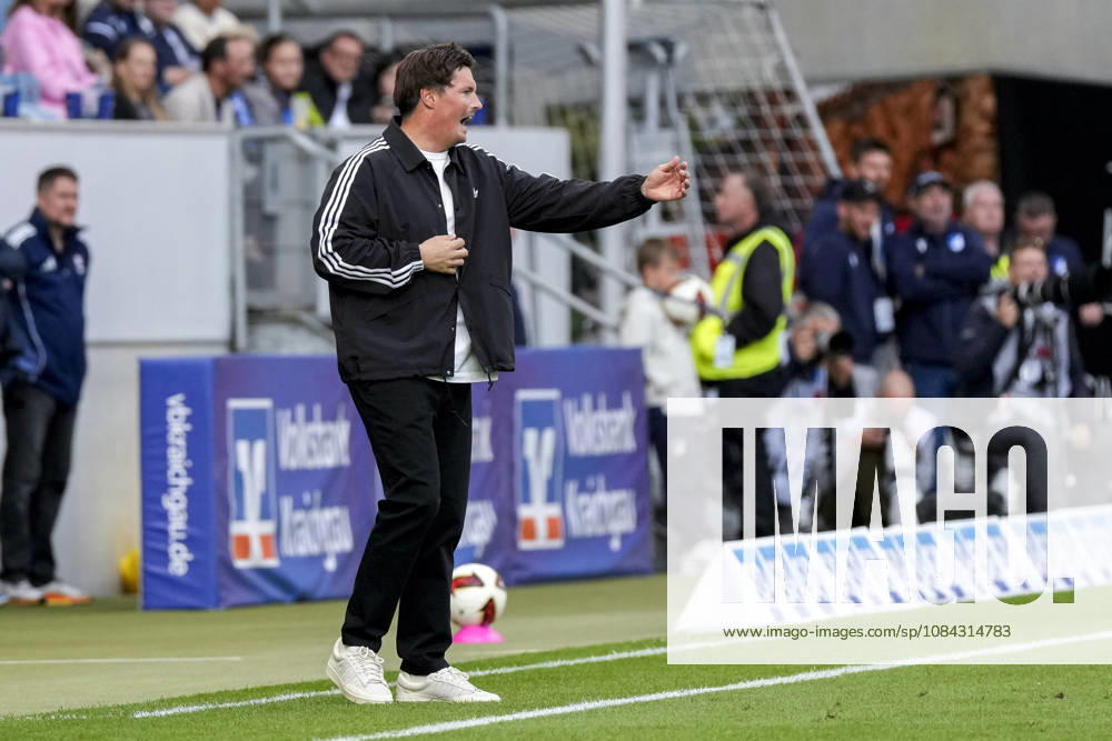 Merlin Polzin (Trainer, Cheftrainer, HSV), gibt Anweisungen, gestikuliert, mit den Armen gestikulieren, Freisteller, Ganzkörper, Einzelbild, Einzelfoto, Aktion, Action, am Spielfeldrand, an der Seitenauslinie, 10.10.2026, Sinsheim (Deutschland), Fussball, Bundesliga, TSG 1899 Hoffenheim - Hamburger SV, DFB DFL REGULATIONS PROHIBIT ANY USE OF PHOTOGRAPHS AS IMAGE SEQUENCES AND OR QUASI-VIDEO.