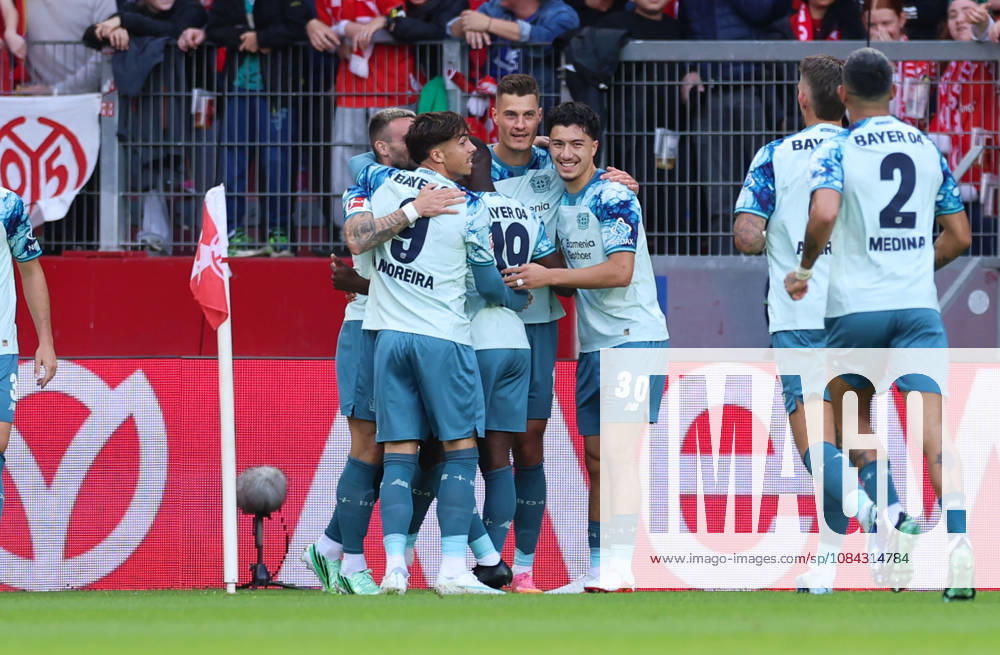 Fussball Bundesliga, 1. FSV Mainz 05 - Bayer 04 Leverkusen, v.l., Torjubel zum 0:2 durch Patrik Schick (Bayer 04 Leverkusen), Goal celebration, celebrate the goal DFL DFB REGULATIONS PROHIBIT ANY USE OF PHOTOGRAPHS AS IMAGE SEQUENCES AND OR QUASI-VIDEO.
