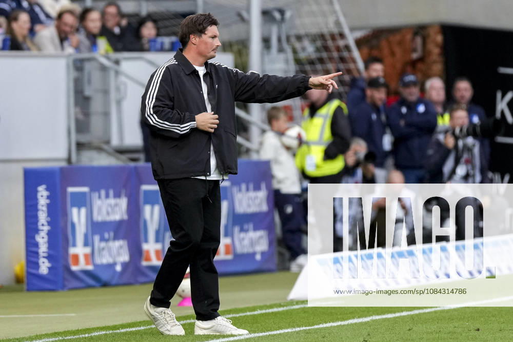 Merlin Polzin (Trainer, Cheftrainer, HSV), gibt Anweisungen, gestikuliert, mit den Armen gestikulieren, Freisteller, Ganzkörper, Einzelbild, Einzelfoto, Aktion, Action, am Spielfeldrand, an der Seitenauslinie, 10.10.2026, Sinsheim (Deutschland), Fussball, Bundesliga, TSG 1899 Hoffenheim - Hamburger SV, DFB DFL REGULATIONS PROHIBIT ANY USE OF PHOTOGRAPHS AS IMAGE SEQUENCES AND OR QUASI-VIDEO.