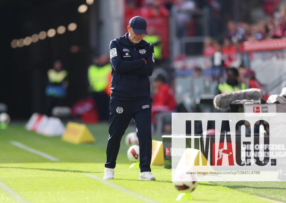 Fussball Bundesliga, 1. FSV Mainz 05 - Bayer 04 Leverkusen, v.l., Urs Fischer (FSV Mainz 05) enttaeuscht, enttaeuscht schauend, dissapointed, traurig, frustiert, frust, gefrustet, frustrated DFL DFB REGULATIONS PROHIBIT ANY USE OF PHOTOGRAPHS AS IMAGE SEQUENCES AND OR QUASI-VIDEO.