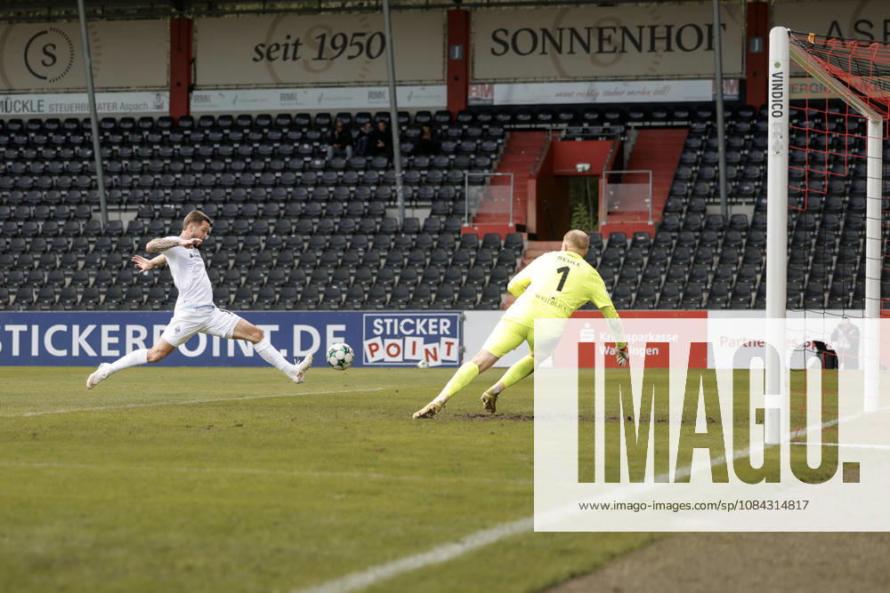 Fussball 3.Liga, SG Sonnenhof Grossaspach - SV Waldhof Mannheim v.l. Julian Ulbricht (SV Waldhof Mannheim, 10) mit dem 1:5