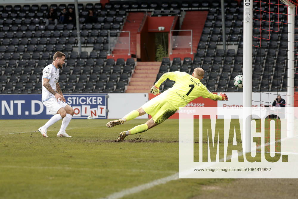 Fussball 3.Liga, SG Sonnenhof Grossaspach - SV Waldhof Mannheim v.l. Julian Ulbricht (SV Waldhof Mannheim, 10) mit dem 1:5
