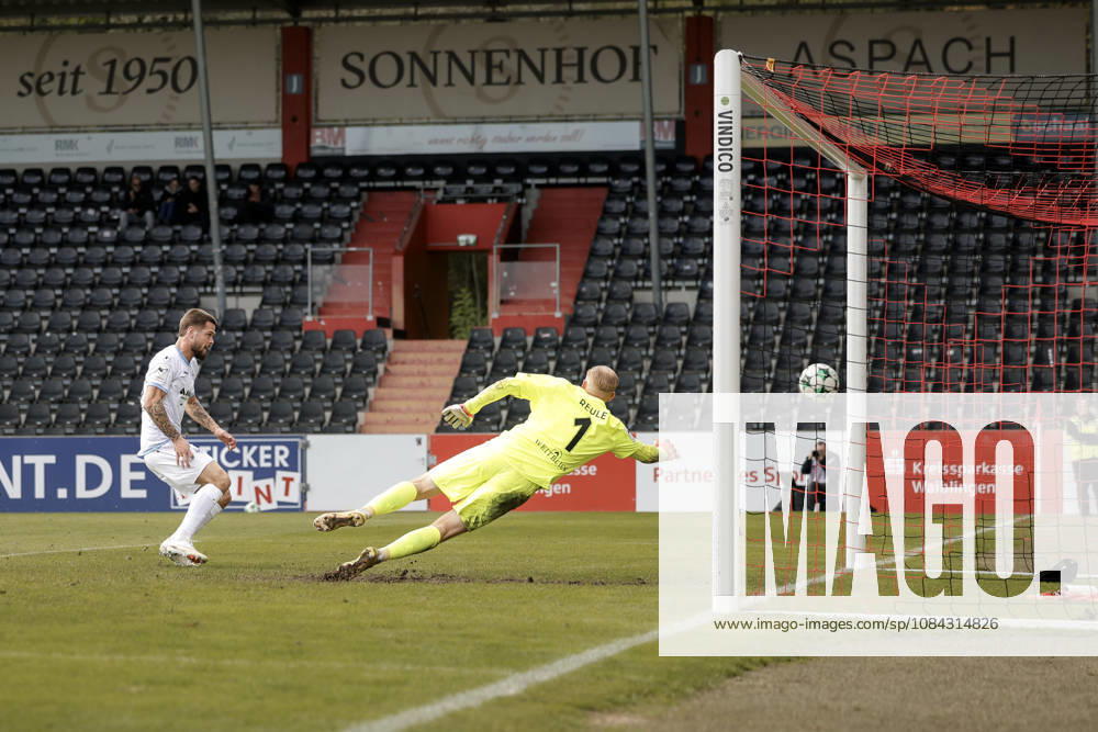 Fussball 3.Liga, SG Sonnenhof Grossaspach - SV Waldhof Mannheim v.l. Julian Ulbricht (SV Waldhof Mannheim, 10) mit dem 1:5