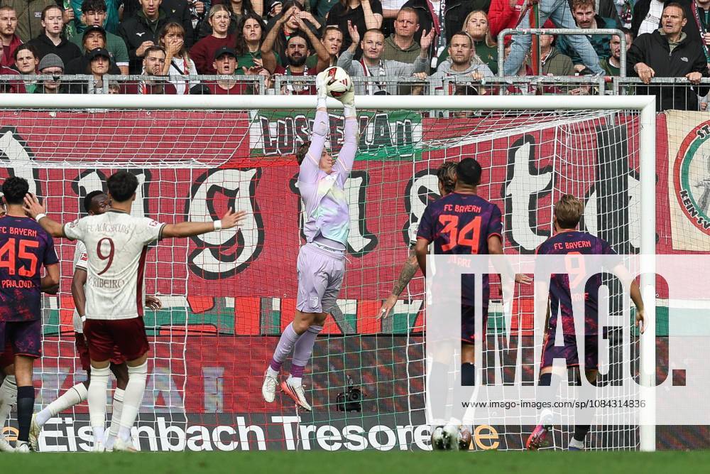 Torwartaktion von Finn Dahmen 1 (FC Augsburg), FC Augsburg vs. FC Bayern Muenchen, Fussball, 1. Bundesliga, 5. Spieltag, 10.10.2026 DFB DFL regulations prohibit any use of photographs as image sequences and or quasi-video Augsburg Bayern Deutschland