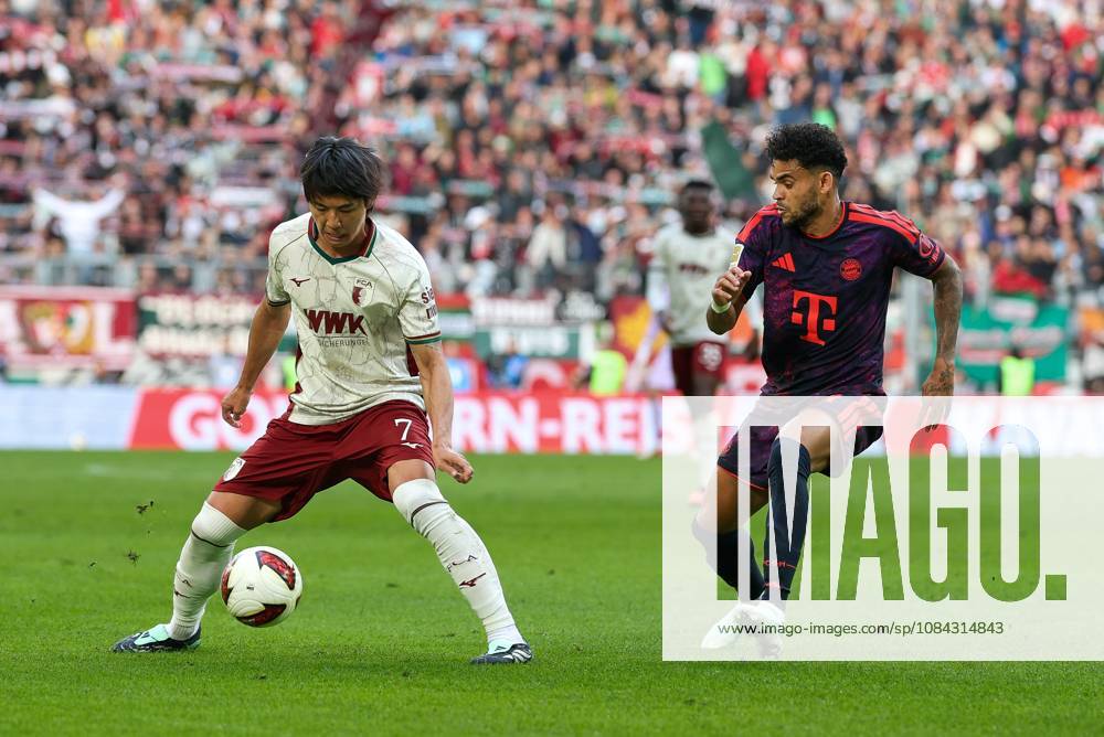 Im Zweikampf, Aktion, mit Young-woo Seol 7 (FC Augsburg), Luis Diaz 14 (FC Bayern Muenchen), FC Augsburg vs. FC Bayern Muenchen, Fussball, 1. Bundesliga, 5. Spieltag, 10.10.2026 DFB DFL regulations prohibit any use of photographs as image sequences and or quasi-video Augsburg Bayern Deutschland