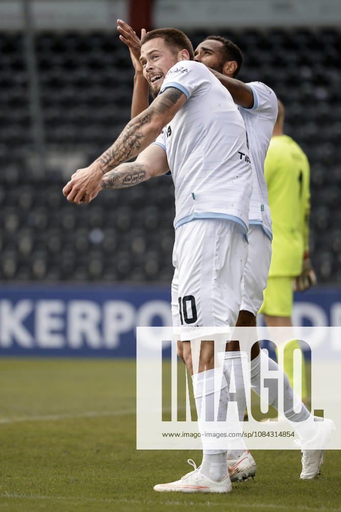 Fussball 3.Liga, SG Sonnenhof Grossaspach - SV Waldhof Mannheim v.l. jubel über das 1:5 durch Julian Ulbricht (SV Waldhof Mannheim, 10)