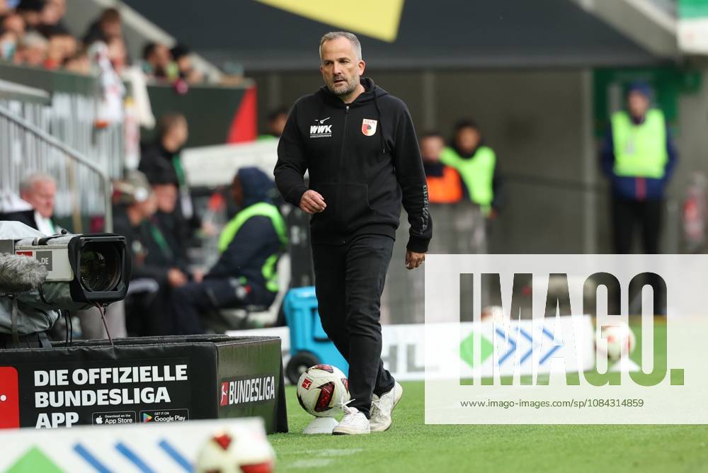 Chef-Trainer Manuel Baum (FC Augsburg), FC Augsburg vs. FC Bayern Muenchen, Fussball, 1. Bundesliga, 5. Spieltag, 10.10.2026 DFB DFL regulations prohibit any use of photographs as image sequences and or quasi-video Augsburg Bayern Deutschland