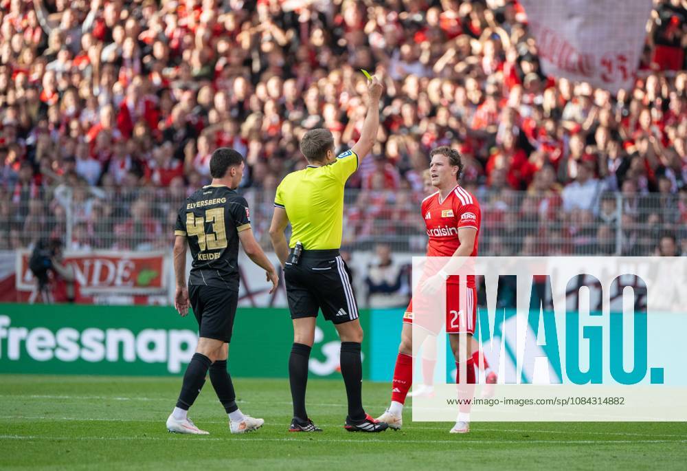 Fußball, Herren, Saison 2026 2027, 1. Bundesliga (5. Spieltag), 1. FC Union Berlin - SV 07 Elversberg, v. l. Felix Keidel (SV Elversberg), Schiedsrichter Tobias Reichel zeigt Tim Skarke (1. FC Union Berlin) die Gelbe Karte, 10.10.2026,