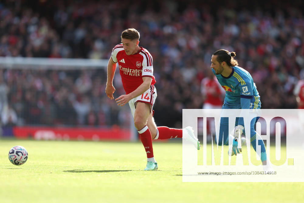 Arsenal v Leeds United 10 October 2026, London - Premier League Football - Arsenal v Leeds United - Viktor Gyokeres of Arsenal pulls away from Leeds United goalkeeper James Trafford - Photo: Charlotte Wilson Offside. London UK