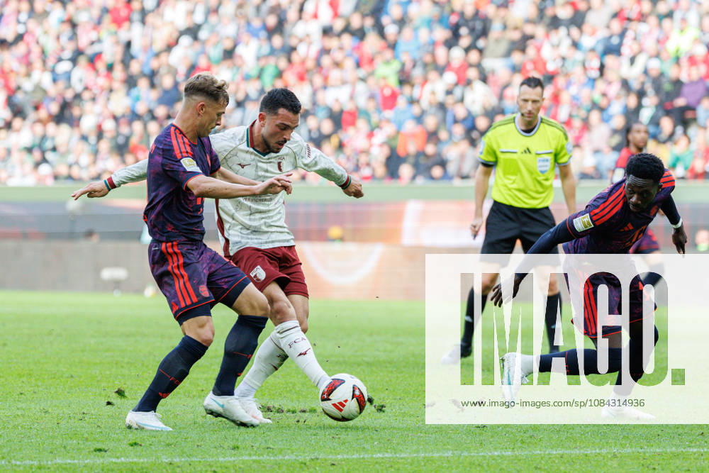 Arijon Ibrahimovic (21, FC Augsburg) und Joshua Kimmich (6, FC Bayern München) beim Spiel zwischen FC Augsburg v FC Bayern München, Fussball, Herren, Bundesliga, 2026 2027, 5.Spieltag am 10.10.2026 in Augsburg, WWK ARENA. DFL and DFB regulations prohibit any use of photographs as image sequences and or quasi-video. Bayern Deutschland