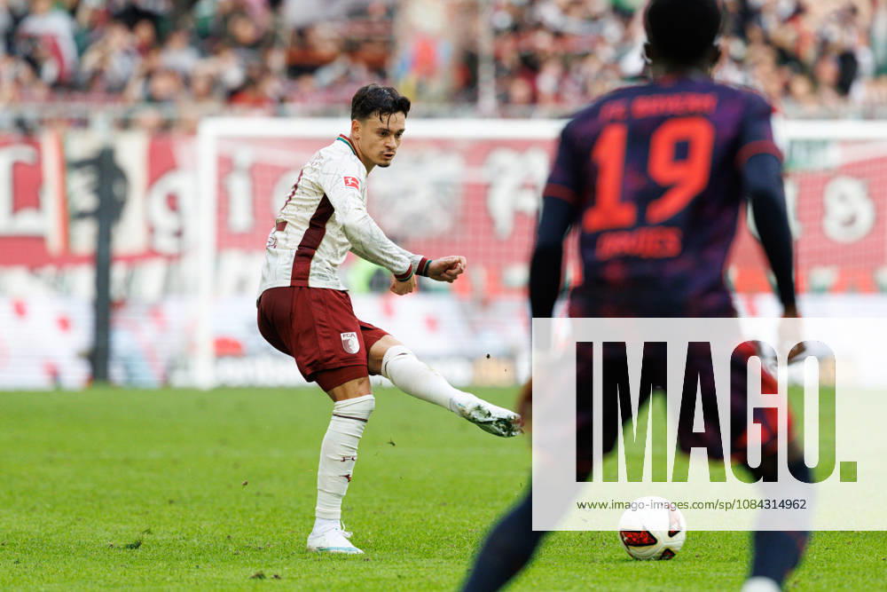 Fabian Rieder (32, FC Augsburg) beim Spiel zwischen FC Augsburg v FC Bayern München, Fussball, Herren, Bundesliga, 2026 2027, 5.Spieltag am 10.10.2026 in Augsburg, WWK ARENA. DFL and DFB regulations prohibit any use of photographs as image sequences and or quasi-video. Bayern Deutschland