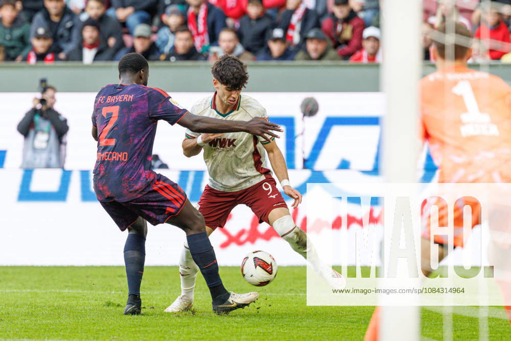 Rodrigo Ribeiro (9, FC Augsburg) und Dayot Upamecano (2, FC Bayern München) im Vordergrund, Manuel Neuer (1, FC Bayern München) beim Spiel zwischen FC Augsburg v FC Bayern München, Fussball, Herren, Bundesliga, 2026 2027, 5.Spieltag am 10.10.2026 in Augsburg, WWK ARENA. DFL and DFB regulations prohibit any use of photographs as image sequences and or quasi-video. Bayern Deutschland