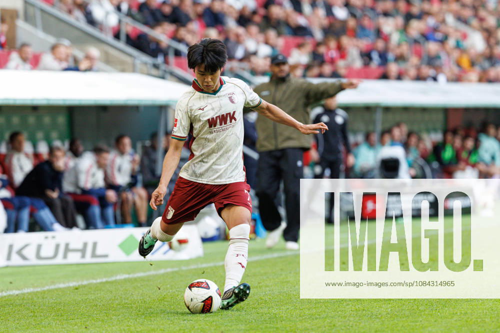 Young-Woo Seol (7, FC Augsburg) beim Spiel zwischen FC Augsburg v FC Bayern München, Fussball, Herren, Bundesliga, 2026 2027, 5.Spieltag am 10.10.2026 in Augsburg, WWK ARENA. DFL and DFB regulations prohibit any use of photographs as image sequences and or quasi-video. Bayern Deutschland