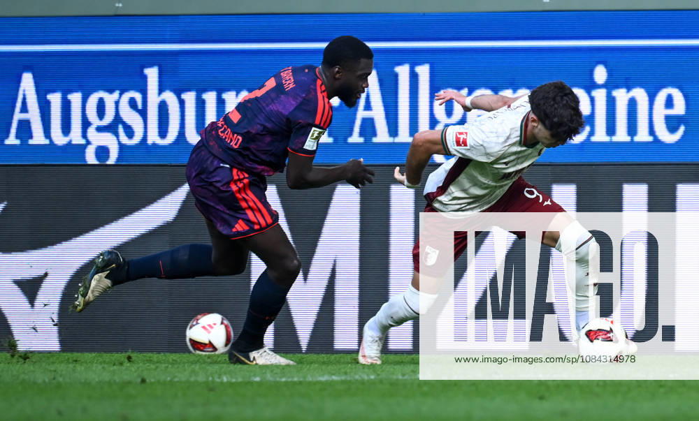 Fussball 1.Bundesliga, FC Augsburg - Bayern München v.l. Dayot Upamecano (FC Bayern Muenchen), Rodrigo Ribeiro (FC Augsburg) Zweikampf, Aktion, action, battle for the ball Augsburg