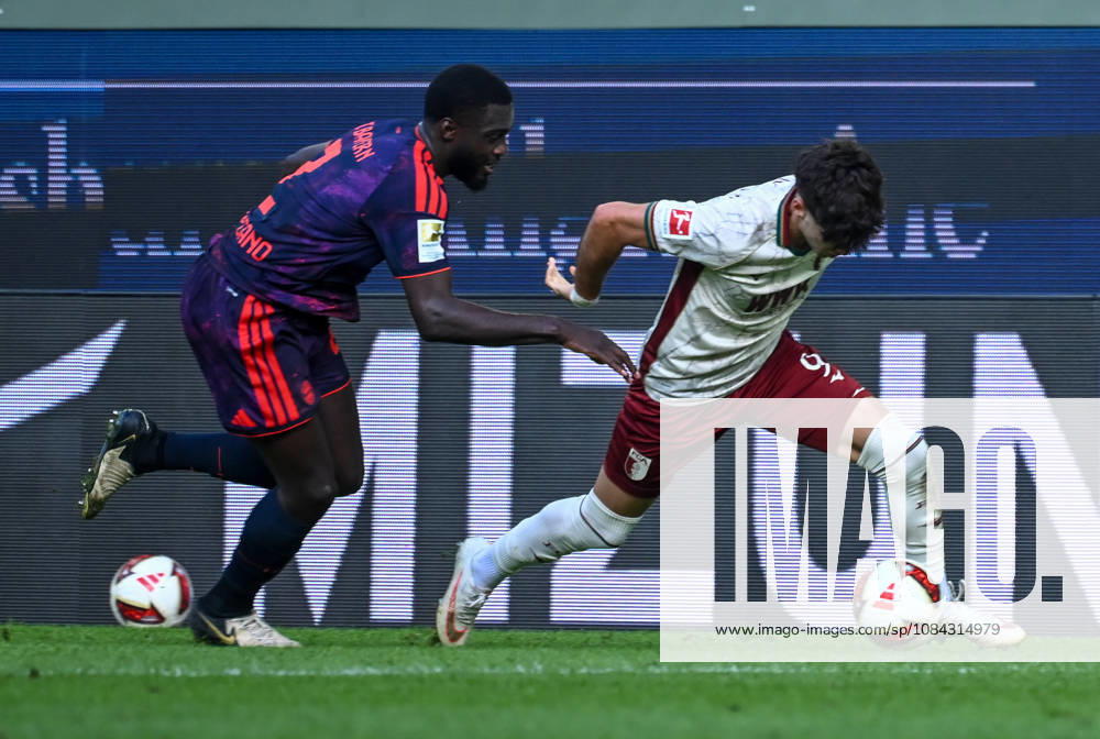 Fussball 1.Bundesliga, FC Augsburg - Bayern München v.l. Dayot Upamecano (FC Bayern Muenchen), Rodrigo Ribeiro (FC Augsburg) Zweikampf, Aktion, action, battle for the ball Augsburg