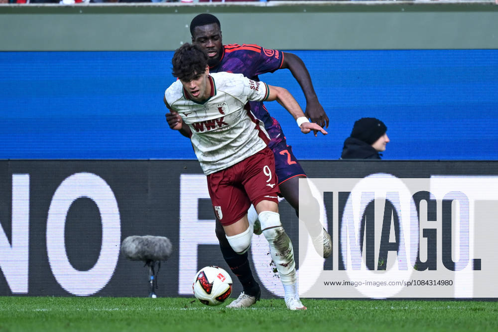 Fussball 1.Bundesliga, FC Augsburg - Bayern München v.l. Dayot Upamecano (FC Bayern Muenchen), Rodrigo Ribeiro (FC Augsburg) Zweikampf, Aktion, action, battle for the ball Augsburg
