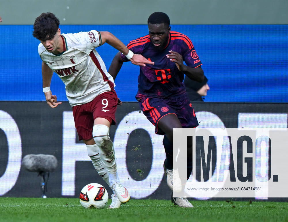 Fussball 1.Bundesliga, FC Augsburg - Bayern München v.l. Rodrigo Ribeiro (FC Augsburg), Dayot Upamecano (FC Bayern Muenchen) Zweikampf, Aktion, action, battle for the ball Augsburg