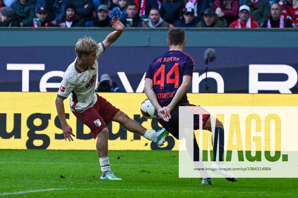 Fussball 1.Bundesliga, FC Augsburg - Bayern München v.l. Hennes Behrens (FC Augsburg), Josip Stanisic (FC Bayern Muenchen) Zweikampf, Aktion, action, battle for the ball Augsburg