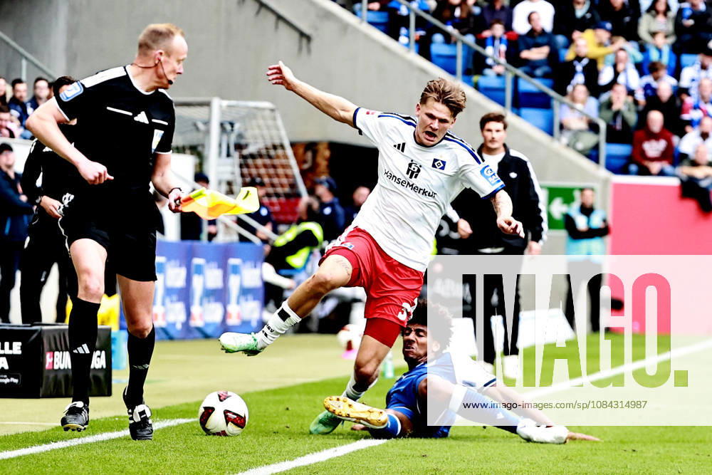 Fussball 1.Bundesliga, TSG 1899 Hoffenheim - Hamburger SV v.l. Zweikampf, Duell, duel, tackle, compete David Moller Wolfe (Hamburger SV) Bernardo (TSG 1899 Hoffenheim) Sinsheim