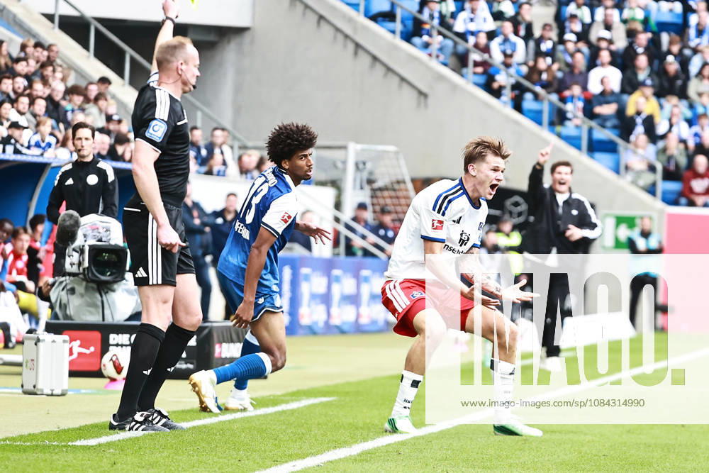 Fussball 1.Bundesliga, TSG 1899 Hoffenheim - Hamburger SV v.l. Zweikampf, Duell, duel, tackle, compete David Moller Wolfe (Hamburger SV) Bernardo (TSG 1899 Hoffenheim) Sinsheim