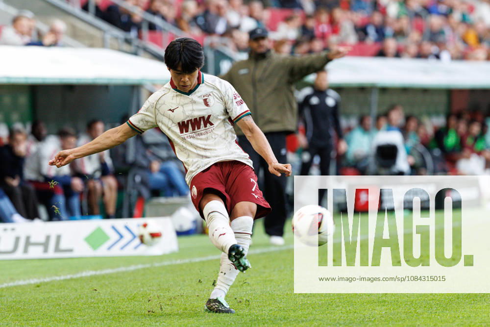 Young-Woo Seol (7, FC Augsburg) beim Spiel zwischen FC Augsburg v FC Bayern München, Fussball, Herren, Bundesliga, 2026 2027, 5.Spieltag am 10.10.2026 in Augsburg, WWK ARENA. DFL and DFB regulations prohibit any use of photographs as image sequences and or quasi-video. Bayern Deutschland