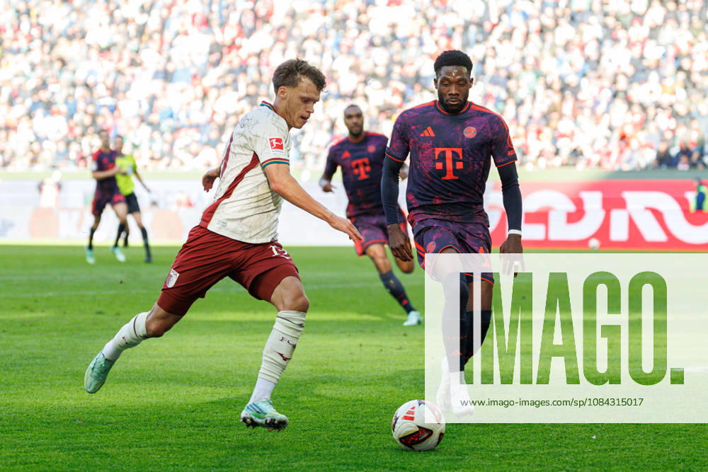 Robin Fellhauer (19, FC Augsburg) und Alphonso Davies (19, FC Bayern München) beim Spiel zwischen FC Augsburg v FC Bayern München, Fussball, Herren, Bundesliga, 2026 2027, 5.Spieltag am 10.10.2026 in Augsburg, WWK ARENA. DFL and DFB regulations prohibit any use of photographs as image sequences and or quasi-video. Bayern Deutschland