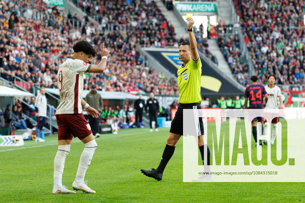 Sven Jablonski (Schiedsrichter:in) zeigt Rodrigo Ribeiro (9, FC Augsburg) die gelbe Karte beim Spiel zwischen FC Augsburg v FC Bayern München, Fussball, Herren, Bundesliga, 2026 2027, 5.Spieltag am 10.10.2026 in Augsburg, WWK ARENA. DFL and DFB regulations prohibit any use of photographs as image sequences and or quasi-video. Bayern Deutschland