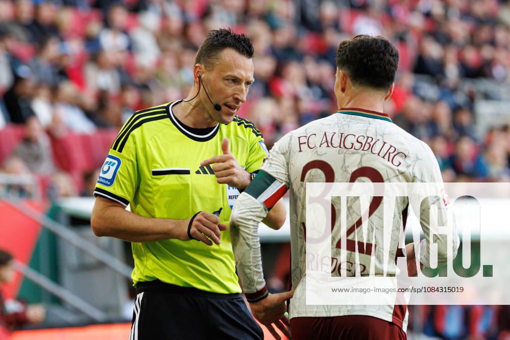Sven Jablonski (Schiedsrichter:in) diskutiert mit Fabian Rieder (32, FC Augsburg) beim Spiel zwischen FC Augsburg v FC Bayern München, Fussball, Herren, Bundesliga, 2026 2027, 5.Spieltag am 10.10.2026 in Augsburg, WWK ARENA. DFL and DFB regulations prohibit any use of photographs as image sequences and or quasi-video. Bayern Deutschland