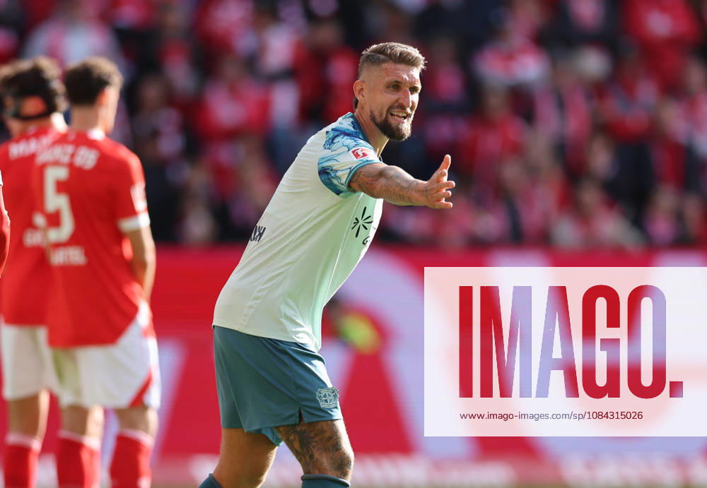 Fussball Bundesliga, 1. FSV Mainz 05 - Bayer 04 Leverkusen, v.l., Robert Andrich (Bayer 04 Leverkusen) gibt Anweisungen, gestikuliert, mit den Armen gestikulieren, gives instructions, gesticulate DFL DFB REGULATIONS PROHIBIT ANY USE OF PHOTOGRAPHS AS IMAGE SEQUENCES AND OR QUASI-VIDEO.