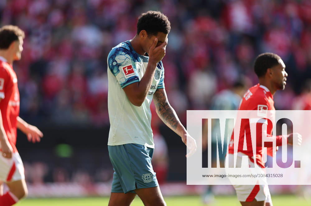 Fussball Bundesliga, 1. FSV Mainz 05 - Bayer 04 Leverkusen, v.l., Jarell Quansah (Bayer 04 Leverkusen) enttaeuscht, enttaeuscht schauend, dissapointed, traurig, frustiert, frust, gefrustet, frustrated DFL DFB REGULATIONS PROHIBIT ANY USE OF PHOTOGRAPHS AS IMAGE SEQUENCES AND OR QUASI-VIDEO.