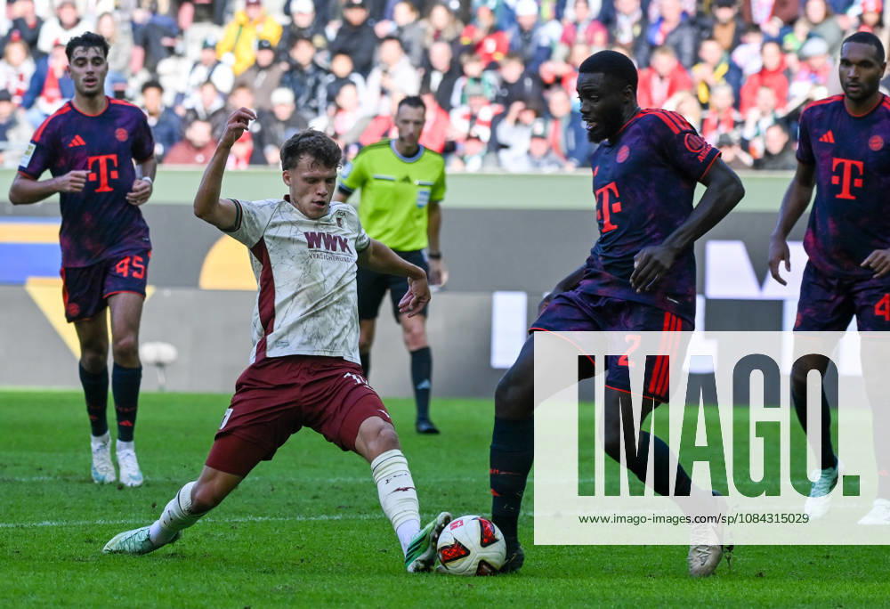 Fussball 1.Bundesliga, FC Augsburg - Bayern München v.l. Robin Fellhauer (FC Augsburg), Dayot Upamecano (FC Bayern Muenchen) Zweikampf, Aktion, action, battle for the ball Augsburg