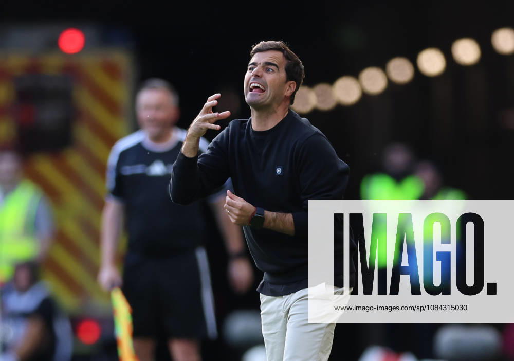 Fussball Bundesliga, 1. FSV Mainz 05 - Bayer 04 Leverkusen, v.l., Trainer Carles Martinez (Bayer 04 Leverkusen) gibt Anweisungen, gestikuliert, mit den Armen gestikulieren, gives instructions, gesticulate DFL DFB REGULATIONS PROHIBIT ANY USE OF PHOTOGRAPHS AS IMAGE SEQUENCES AND OR QUASI-VIDEO.