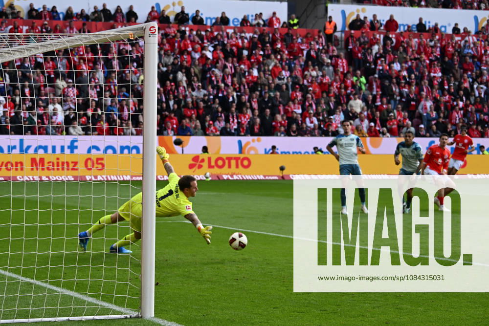 Fussball 1.Bundesliga, FSV Mainz 05 - Bayer 04 Leverkusen v.l. Mark Flekken (Bayer 04 Leverkusen) beim Tor zum 2:2 Mainz