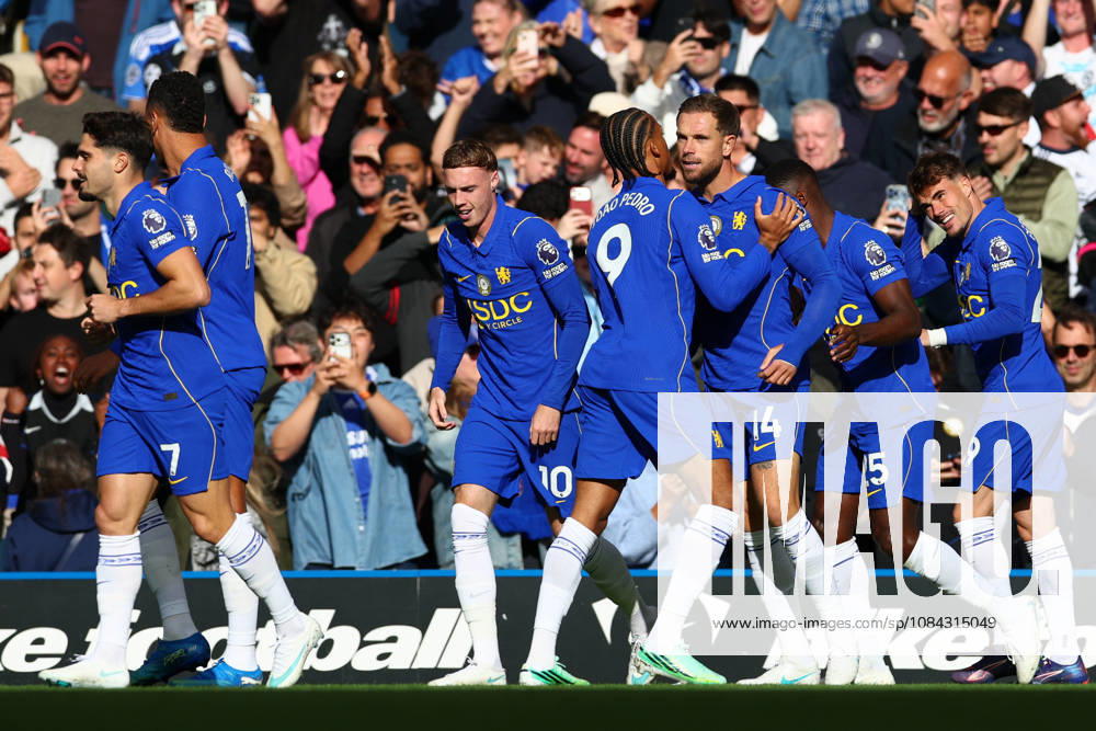 Premier League: Chelsea v AFC Bournemouth LONDON, UK - 10th Oct 2026: Jordan Henderson of Chelsea celebrates scoring his side s first goal with team mates during the Premier League match between Chelsea FC and AFC Bournemouth at Stamford Bridge London Stamford Bridge England United Kingdom