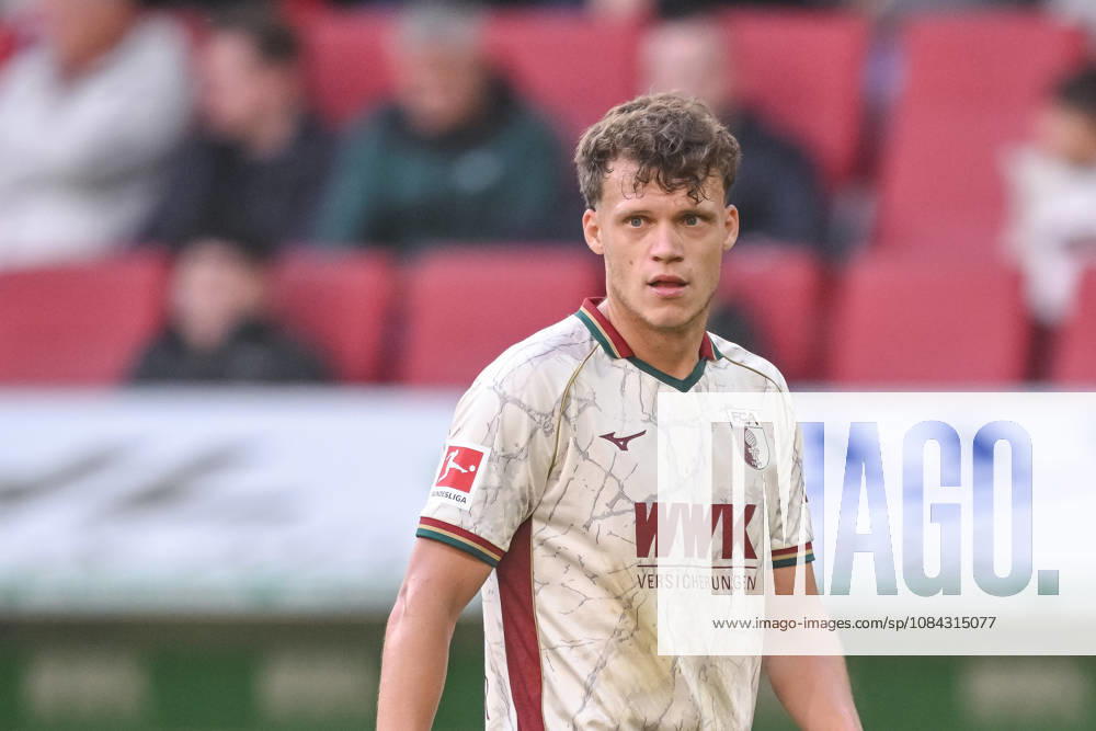 Hennes Behrens (FC Augsburg) Schaut waehrend des spiels der 1. Bundesliga zwischen FC Augsburg und FC Bayern Muenchen, WWK Arena am 10. October 2026 in Augsburg, Deutschland. (Foto von Harry Langer DeFodi Images) +++ Hennes Behrens (FC Augsburg) Looks on during the Bundesliga match between FC Augsburg and FC Bayern Muenchen at WWK Arena on October 10, 2026 in Augsburg, Germany. (Photo by Harry Langer DeFodi Images) DFB DFL REGULATIONS PROHIBIT ANY USE OF PHOTOGRAPHS AS IMAGE SEQUENCES AND OR QUASI-VIDEO. (Photo by Harry Langer DeFodi Images) DFB DFL REGULATIONS PROHIBIT ANY USE OF PHOTOGRAPHS AS IMAGE SEQUENCES AND OR QUASI-VIDEO. -