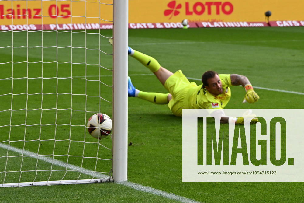 Fussball 1.Bundesliga, FSV Mainz 05 - Bayer 04 Leverkusen v.l. Mark Flekken (Bayer 04 Leverkusen) beim Tor zum 2:2 Mainz