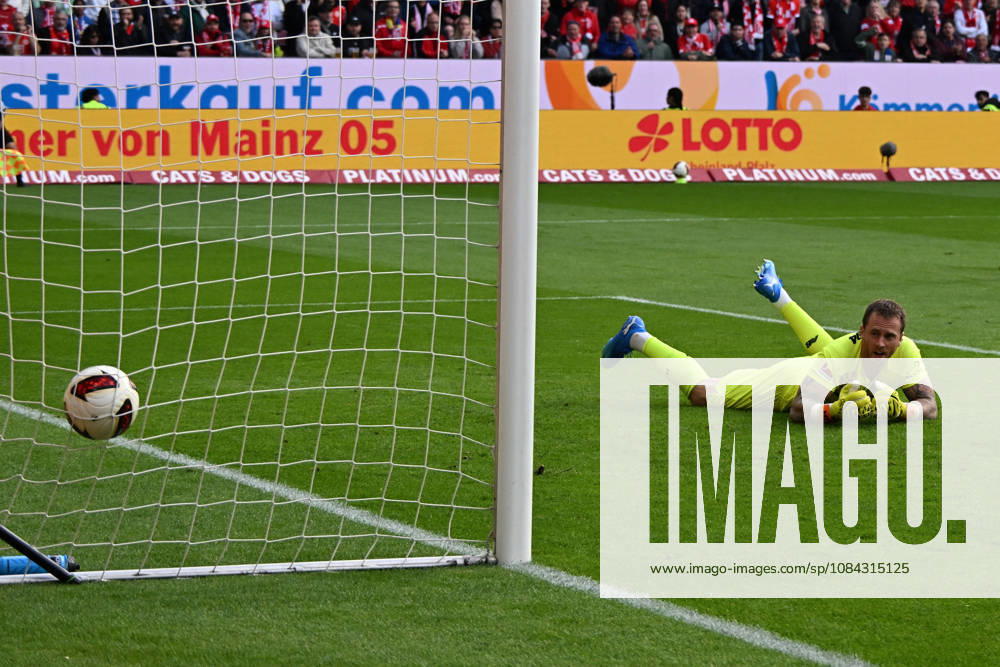 Fussball 1.Bundesliga, FSV Mainz 05 - Bayer 04 Leverkusen v.l. Mark Flekken (Bayer 04 Leverkusen) beim Tor zum 2:2 Mainz