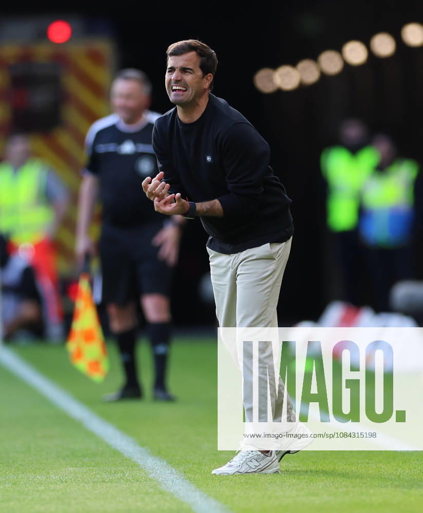 Fussball Bundesliga, 1. FSV Mainz 05 - Bayer 04 Leverkusen, v.l., Trainer Carles Martinez (Bayer 04 Leverkusen) gibt Anweisungen, gestikuliert, mit den Armen gestikulieren, gives instructions, gesticulate DFL DFB REGULATIONS PROHIBIT ANY USE OF PHOTOGRAPHS AS IMAGE SEQUENCES AND OR QUASI-VIDEO.