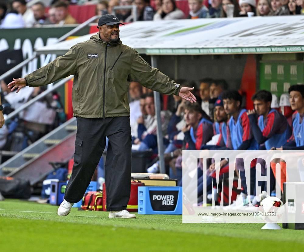 Fussball Bundesliga 2026 2027, 5.Spieltag, FC Augsburg - FC Bayern München, in der WWK-Arena Augsburg, Trainer Vincent Kompany (FC Bayern München) ist ratlos.