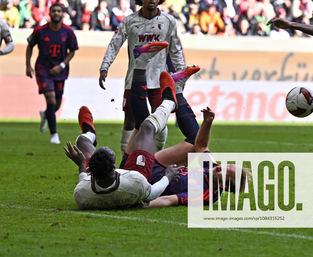 Fussball Bundesliga 2026 2027, 5.Spieltag, FC Augsburg - FC Bayern München, in der WWK-Arena Augsburg, v.l. Juma Bah (FC Augsburg) gegen Harry Kane (FC Bayern München)