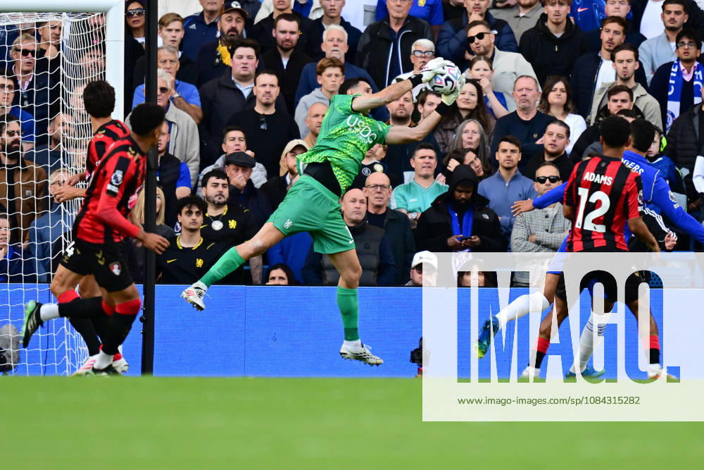 Chelsea v Bournemouth, Premier League Chelsea goalkeeper Emiliano Martinez (1) takes a catch during the Premier League match between Chelsea and Bournemouth at Stamford Bridge, London, UK on 10 October 2026. London Stamford Bridge Greater London UK Editorial use only DataCo restrictions apply See www.football-dataco.com ,