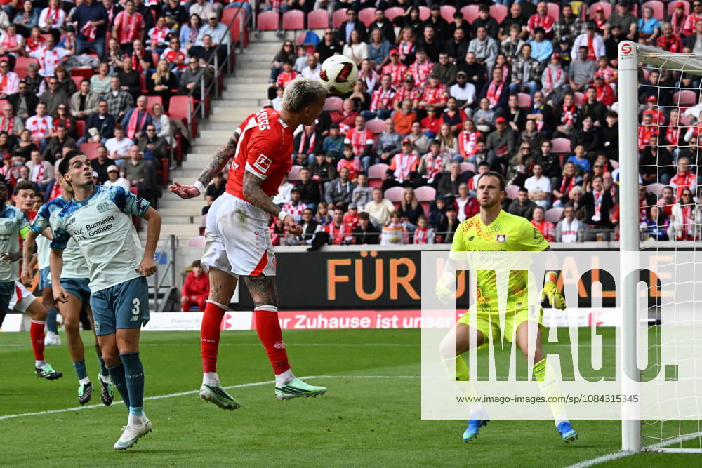 Fussball 1.Bundesliga, FSV Mainz 05 - Bayer 04 Leverkusen v.l. Philipp Tietz (FSV Mainz 05) Mark Flekken (Bayer 04 Leverkusen) Mainz