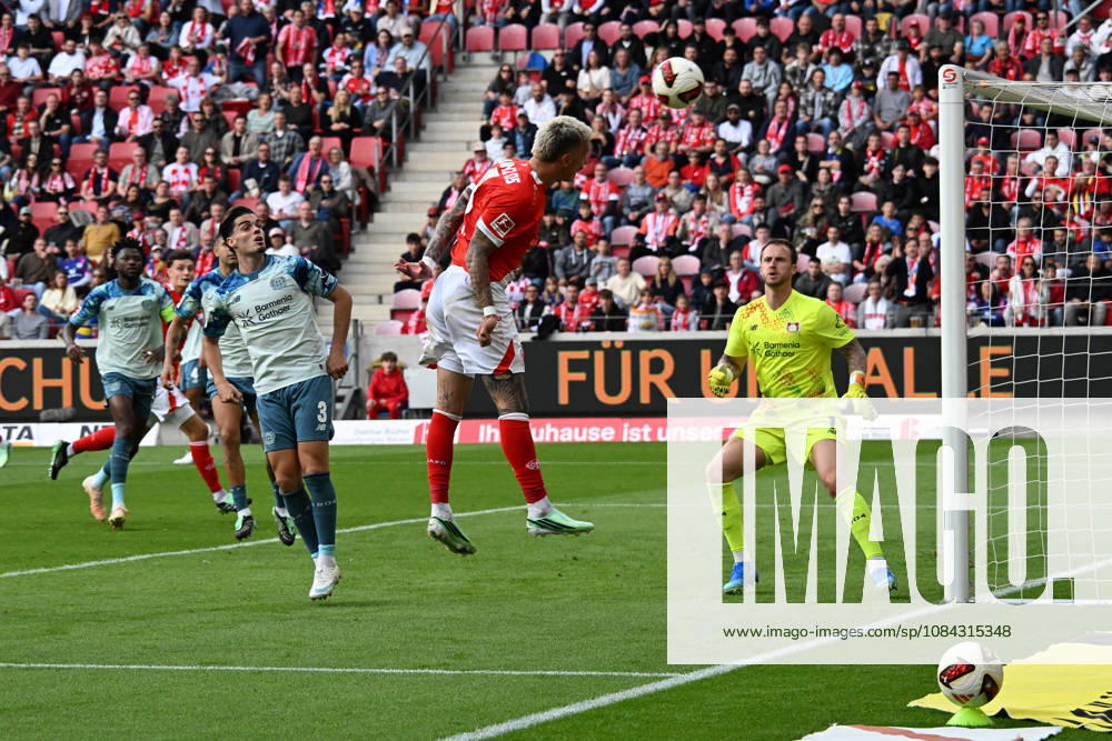 Fussball 1.Bundesliga, FSV Mainz 05 - Bayer 04 Leverkusen v.l. Philipp Tietz (FSV Mainz 05) Mark Flekken (Bayer 04 Leverkusen) Mainz
