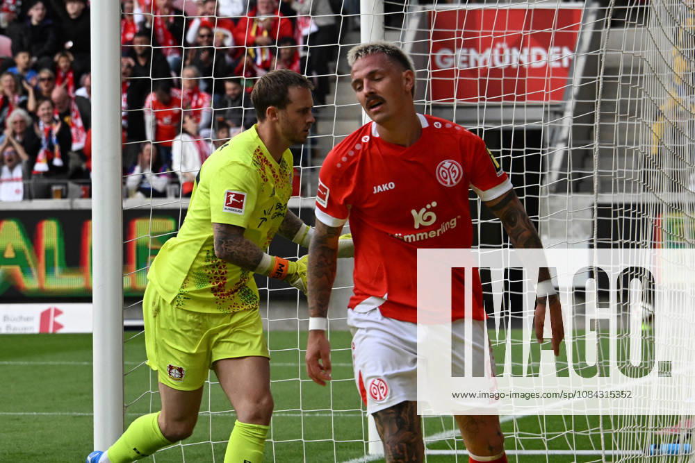 Fussball 1.Bundesliga, FSV Mainz 05 - Bayer 04 Leverkusen v.l. Philipp Tietz (FSV Mainz 05) Mark Flekken (Bayer 04 Leverkusen) Mainz